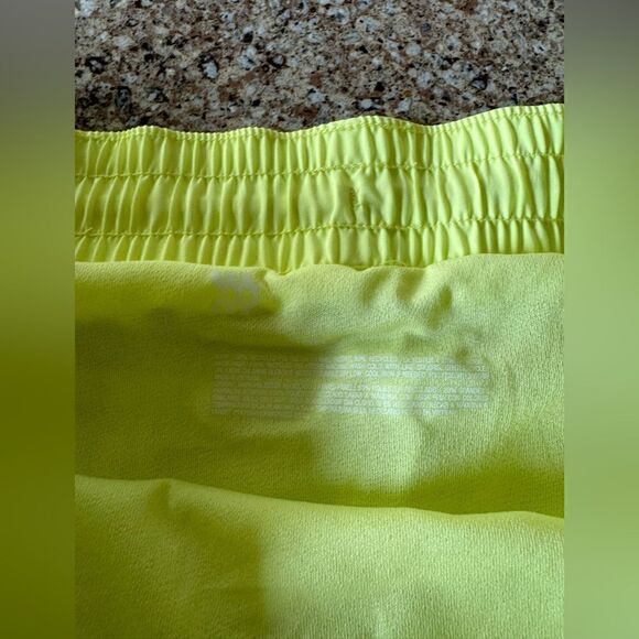 All in Motion Women's 3.5" Shorts Size L or XL NWT Neon Yellow - Picture 8 of 12